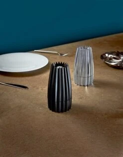 Alessi Salz-, Pfeffer- Und Gewürzmühle, Schwarzes Aluminium 11 Alessi Salz-, Pfeffer- Und Gewürzmühle, Schwarzes Aluminium -Alessi Verkaufsgeschäft 0005 WAl03 amb1 A4 3500pxl 1