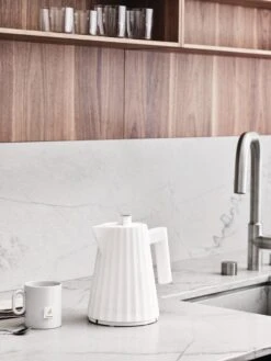 Alessi Plissé Wasserkocher, 1 L, Weiß 10 Alessi Plissé Wasserkocher, 1 L, Weiß -Alessi Verkaufsgeschäft 0007 MDL06 1 amb A4 3500pxl