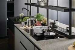 Alessi Wok-Pfanne Edo -Alessi Verkaufsgeschäft 0007 PU100 amb A4 3500pxl 1