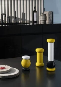 Alessi Sottsass Gewürzmühle, Klein, Gelb – Weiß – Schwarz -Alessi Verkaufsgeschäft 07 Alessi MP0210 1 ES18 1 ES19 1 V 1