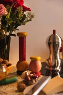 Alessi Sottsass Gewürzmühle, Klein, Rosa – Gelb – Rot 10 Alessi Sottsass Gewürzmühle, Klein, Rosa – Gelb – Rot -Alessi Verkaufsgeschäft 2021 09 30 FDS Valmiit VVV 13