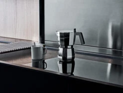 Alessi Mokka Espresso-Kaffeemaschine -Alessi Verkaufsgeschäft 571190 01 4 EnvironmentImage 5dde883ee9