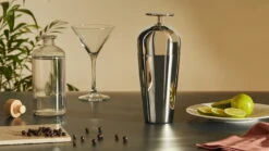 Alessi Parisienne Shaker, Edelstahl 10 Alessi Parisienne Shaker, Edelstahl -Alessi Verkaufsgeschäft 6268ff30546c90faa702c46f GIA26 1920