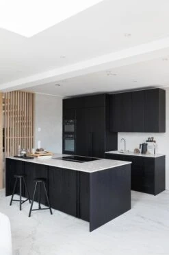 Alessi Wasserkocher Plissé 1,7 L, Schwarz -Alessi Verkaufsgeschäft Z7A8254 1